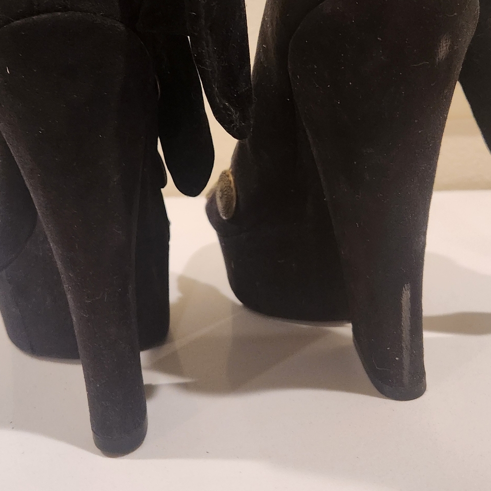 Kerol D. Milano Black Platform Heels with Gold Accents - Picture 4 of 7